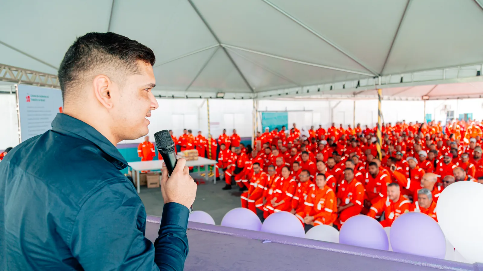 Deivson Lest conduzindo palestra de segurança para plateia corporativa